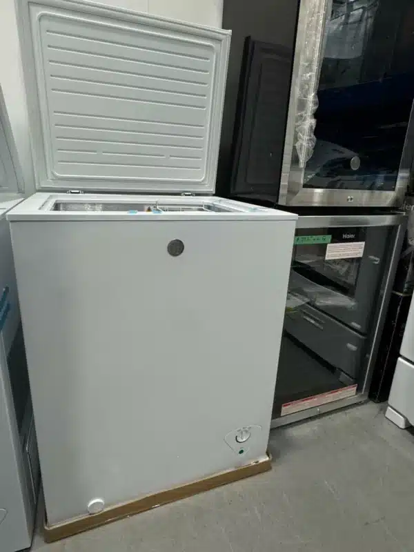 GE Chest Freezer 5.1 cu. ft. – White - FCM5STWW - Image 2