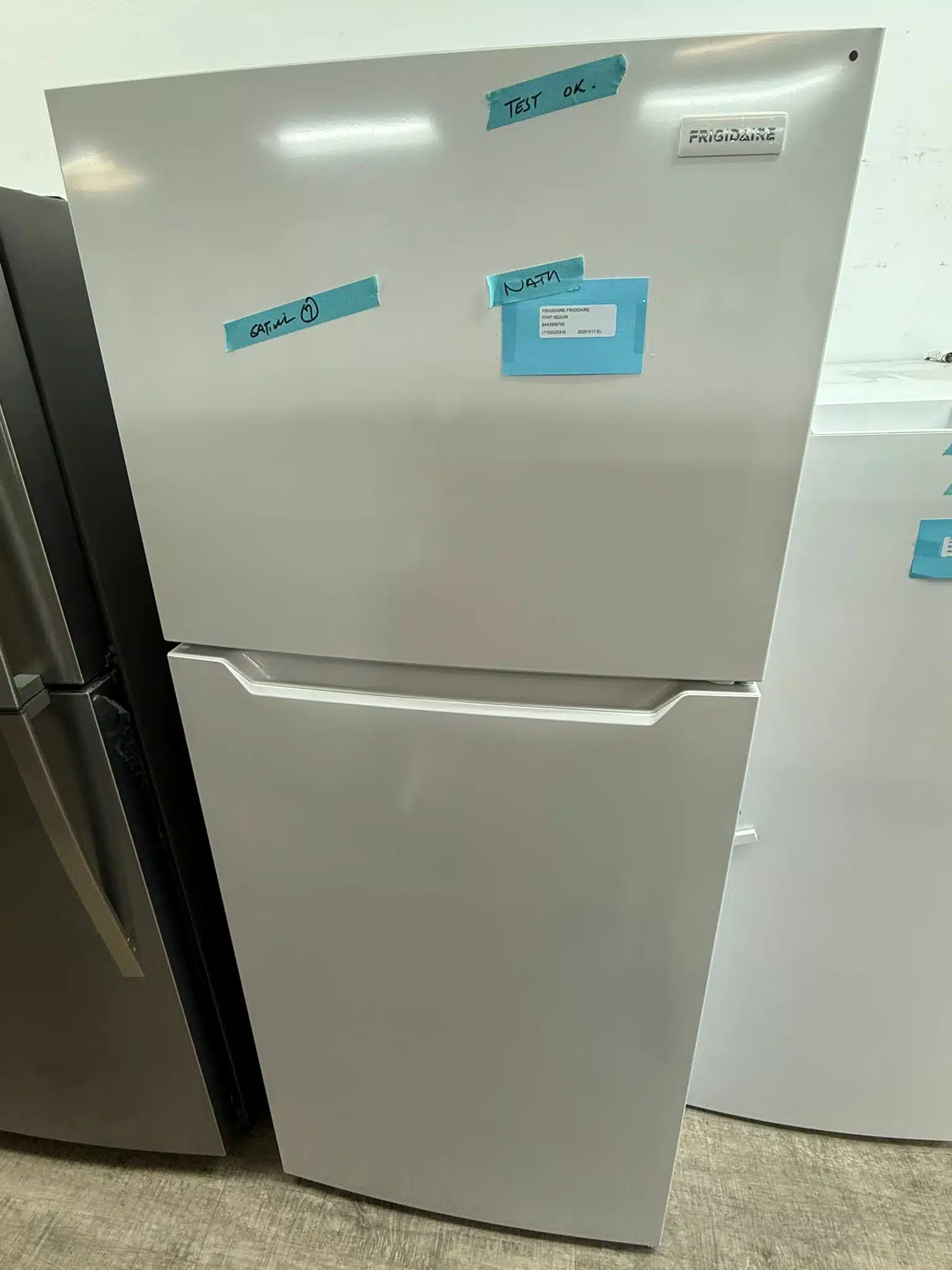 Réfrigérateur à congélateur supérieur FRIGIDAIRE 28 pouces, blanc – FFHT1822UW – Image 4